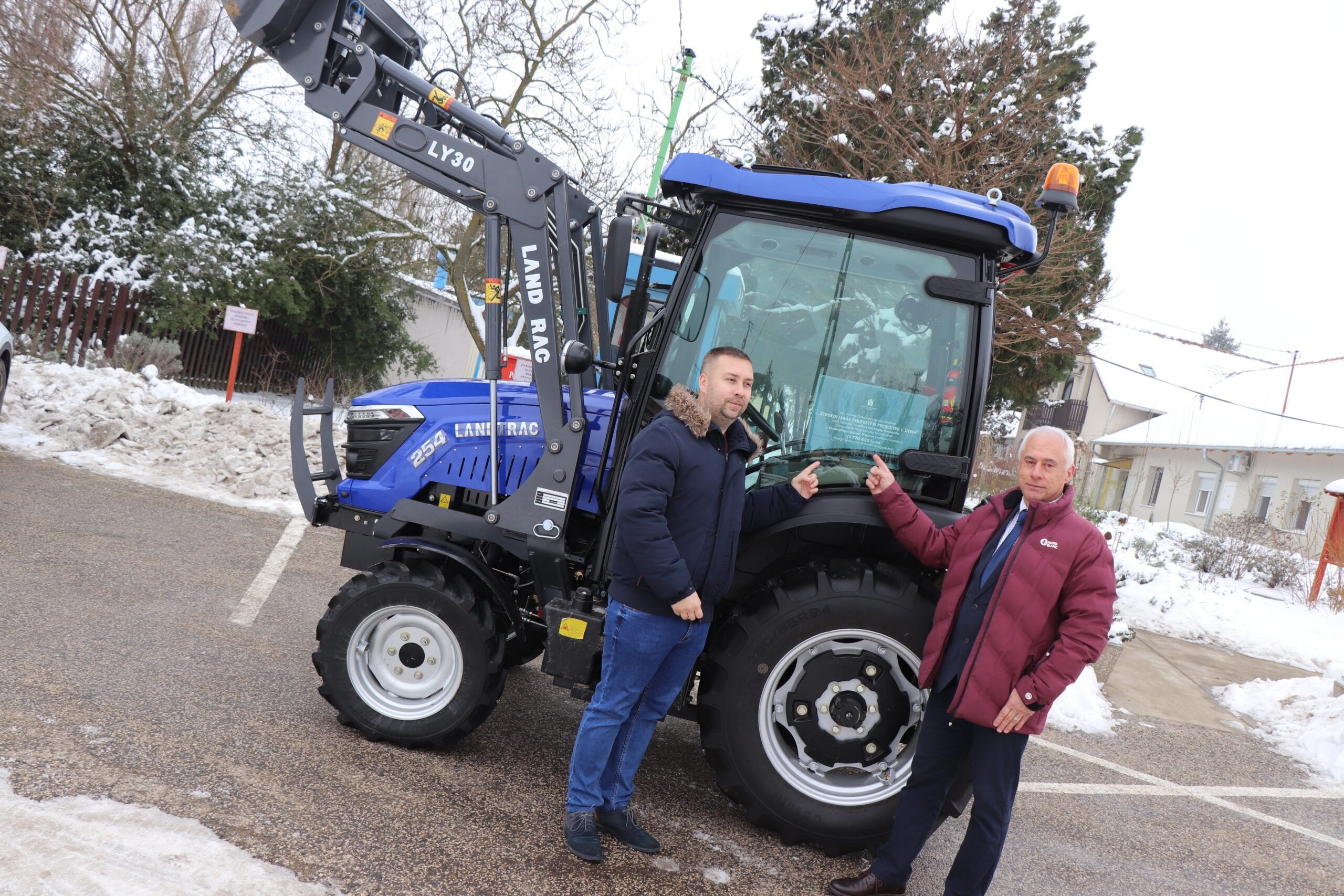 Kézzelfogható eredményt hozott Dócon a Versenyképes Járások Program: új traktor segíti a település mindennapjait