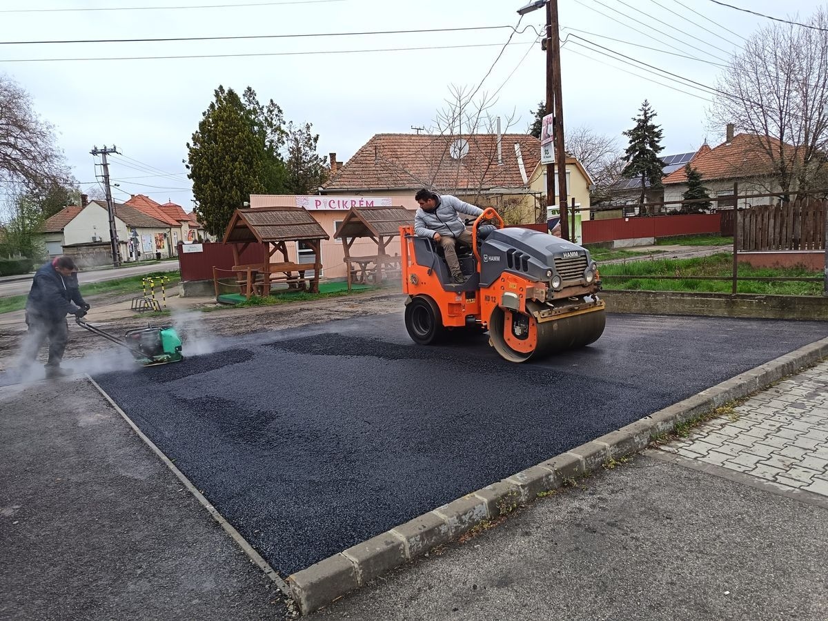 Gőzölög az aszfalt: kiderült, honnan kapott pénzt a jászsági település útfelújításra