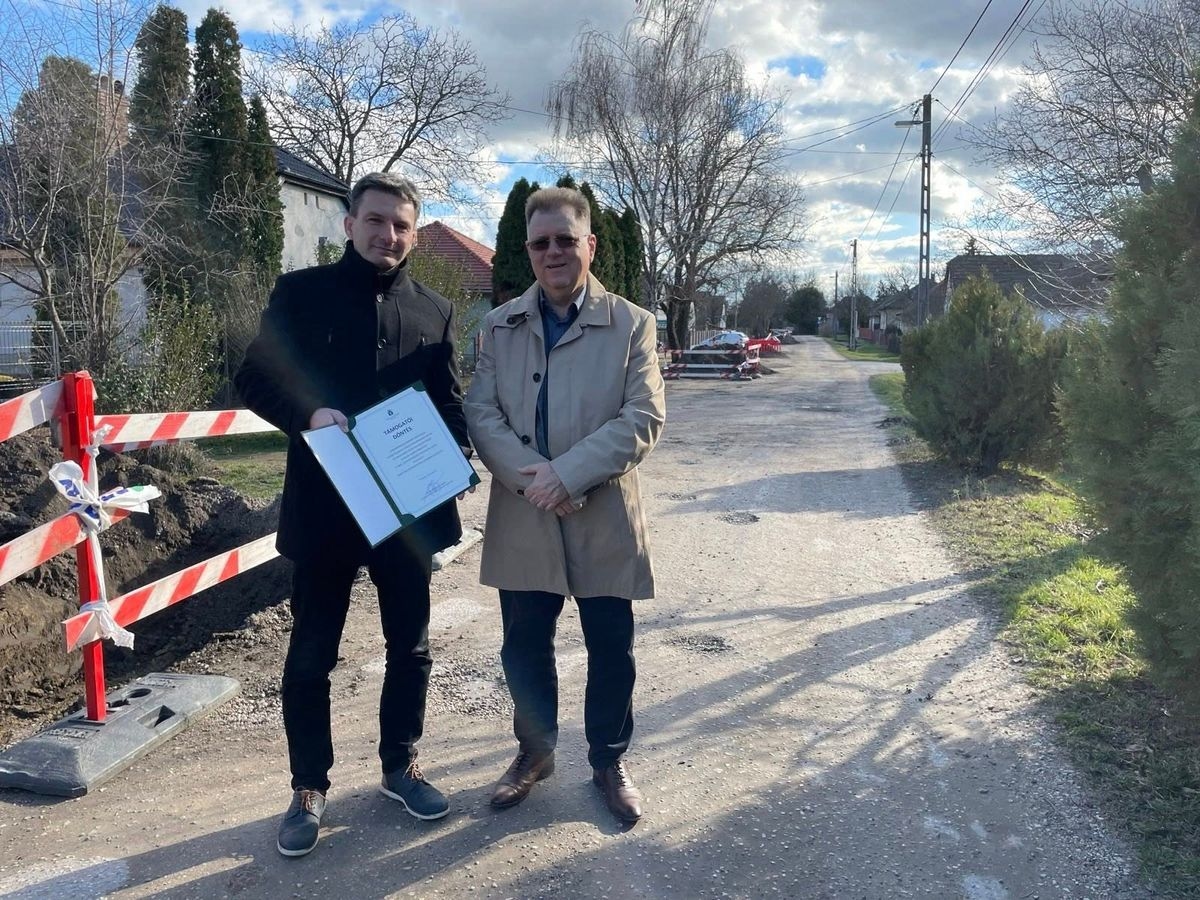 Buszmegálló és járdafelújítás indul a településen